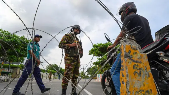 বাংলাদেশের ইতিহাসে এবারই প্রথম কারফিউর মধ্যেও সর্বোচ্চ আদালতের কার্যক্রম বসেছে