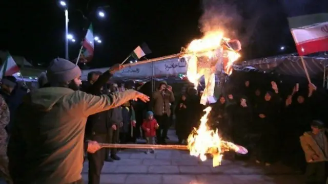 लड़ाई में लोगों के उत्साह को बनाए रखने के लिए अधिकारी लगातार सरकार समर्थक प्रदर्शन आयोजित करवा रहे हैं 