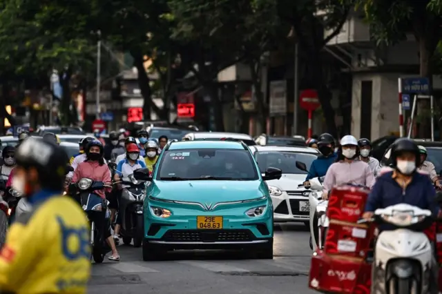 Foto yang diambil pada 4 Oktober 2023 ini menunjukkan mobil listrik Vinfast di jalanan Hanoi. Produsen mobil pertama Vietnam, Vinfast, tengah berupaya menembus pasar kendaraan listrik dari AS hingga Jerman, tetapi di dalam negeri mereka hanya menjual sedikit mobil, karena kekhawatiran bahwa kurangnya kesuksesan domestik dapat menghambat ambisi internasional yang tinggi. 