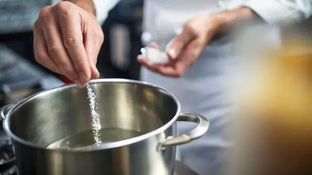Une pincée de sel dans une marmite