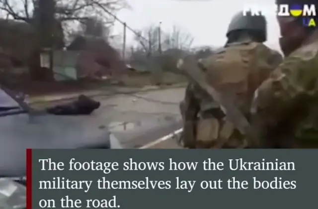 На цих кадрах, як стверджують у російському МЗС, українські бійці “самі розкладають тіла загиблих на дорозі”. Насправді так сапери відтягували тросом убитих бучанців через ризик замінування тіл
 961