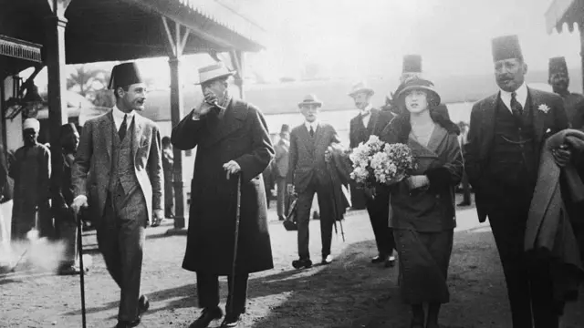 মেয়েকে সাথে নিয়ে লাক্সরে হাজির হয়েছিলেন লর্ড কার্নারভন (বাঁ থেকে দ্বিতীয়)