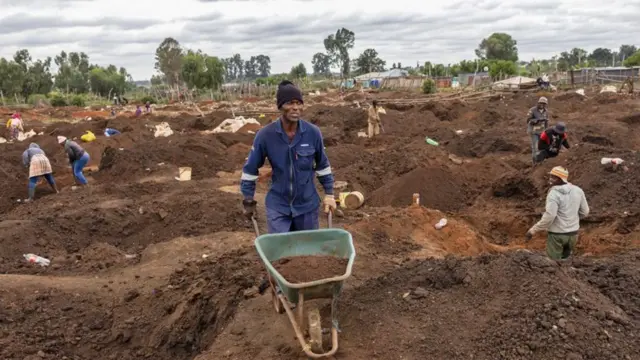 የወርቅ ቁፋሮ እያካሄዱ የሚገኙ የአካባቢው ነዋሪዎች