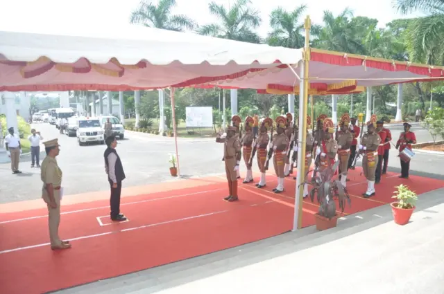 சேலம்: கைதாகி வெளிவந்த துணை வேந்தரை சந்தித்த தமிழக ஆளுநர் - பெரியார் பல்கலையில் என்ன நடந்தது?