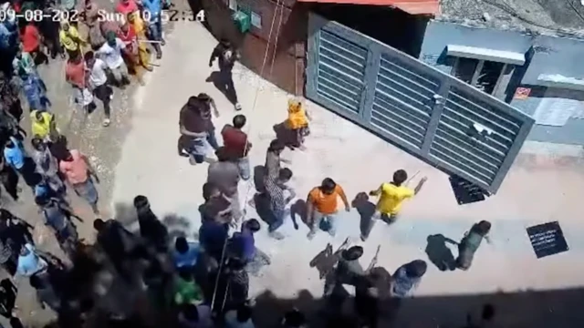 রোববার একটি কারখানায় হামলা করে শ্রমিকরা