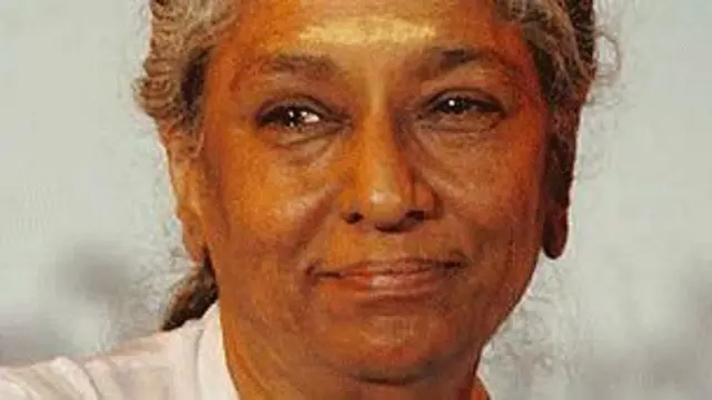 ஜானகி முதன்முதலில் 1957 ஆம் ஆண்டில் "விதியுடன் விளையாட்டு" என்ற தமிழ் திரைப்படத்திற்காக பாடினார்.