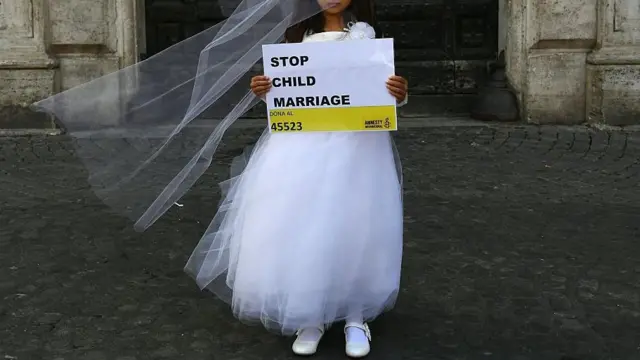 Una niña actriz con un letrero que dice "Detengamos el matrimonio infantil".