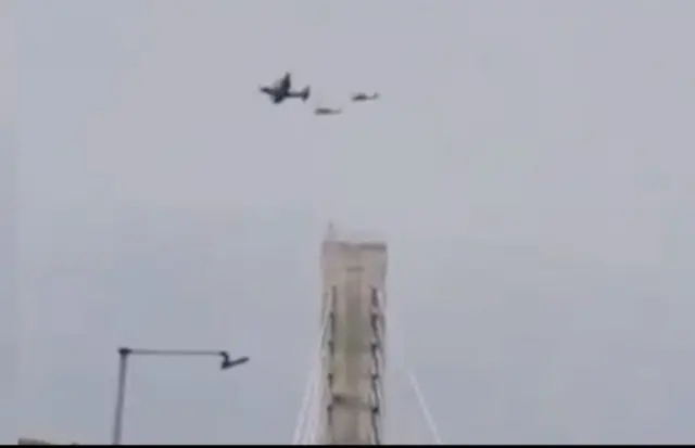 Avvalroq Bi-bi-si Verify urib tushirilgan F-15 qiruvchi samolyoti ekipaj a’zosi uchun qidiruv-qutqaruv amaliyoti olib borilayotgani aks etgan videoni tasdiqlagan edi.