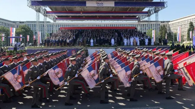 defile sa srpskim zastavama na vojnoj paradi 2025.