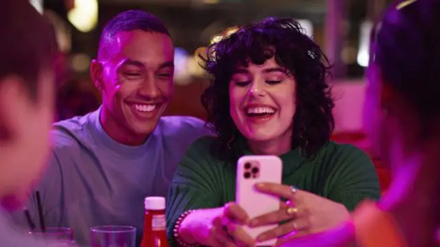 Casal heterossexual sorrindo em restaurante