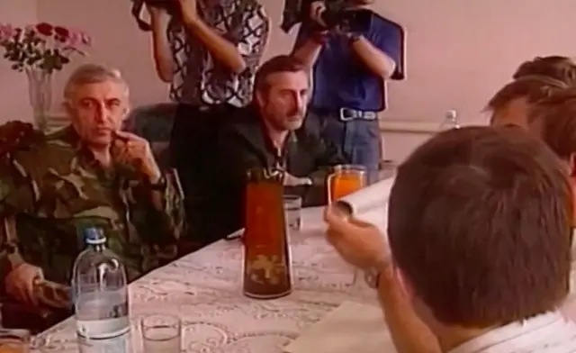 1992-йилда полковник Масхадов истеъфога чиқиб, Чеченистон Республикасига қайтди. Республиканинг биринчи раҳбари Жахар Дудаев уни Республика Қуролли Кучлари Бош штабининг бошлиғи этиб тайинлади. 