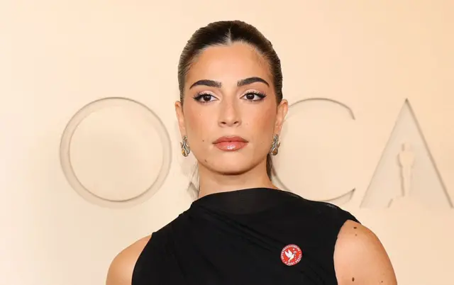 La actriz canadiense-jordana Saja Kilani lleva un pin de "Artists4Ceasefire" mientras asiste a la 98ª entrega anual de los Premios de la Academia en el Dolby Theatre en Hollywood, California, el 15 de marzo de 2026. (Foto de ANGELA WEISS / AFP vía Getty Images)