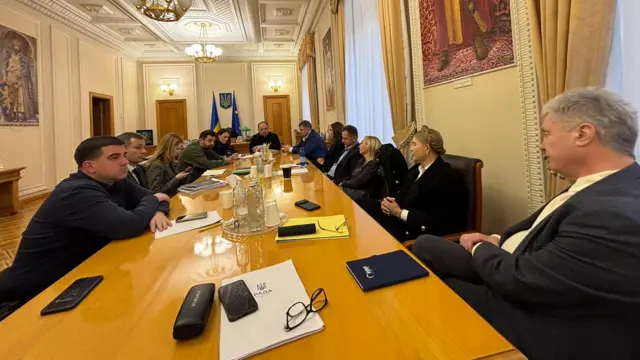 Зустріч спікера парламенту Руслана Стефанчука, першого віце-спікера Олександра Корнієнка та прем'єр-міністерки Юлії Свириденко з представниками депутатських фракції та груп, 2 грудня 2025 року