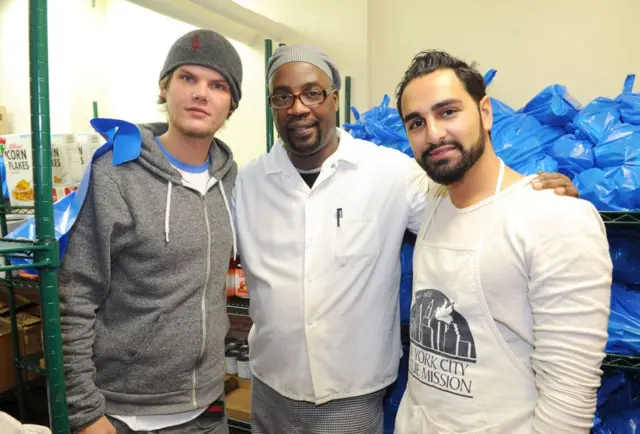 Avicii (izquierda) y Arash "Ash" Pournouri (derecha) en un acto de apoyo a Feeding America en el New York City Rescue Mission durante la gira the House For Hunger Tour, el 23 de enero de 2012. (Foto: Craig Barritt/Getty Images for EJ Media Group)