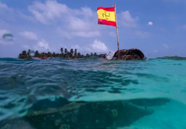 Isla de San Blas con una bandera amarilla y roja.