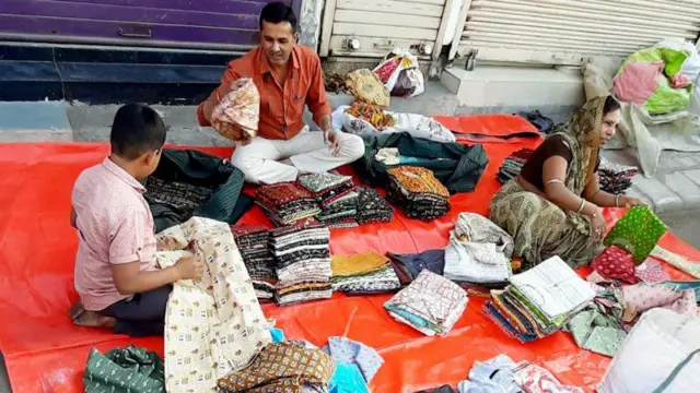 பணத் தட்டுப்பாட்டை சமாளிக்க மூன்று வேலை செய்யும் நபர்