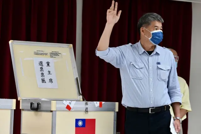 2021年張亞中進行黨主席選舉投票。