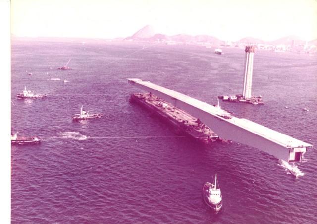 Estrutura da ponte Rio-Niteróis sendo transportada para construção do empreendimento