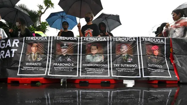 Presidium Jaringan Solidaritas Korban untuk Keadilan (JSKK) Sumarsih (tengah) melakukan Aksi Kamisan ke-800 di seberang Istana Merdeka, Jakarta, Kamis (4/1/2024).