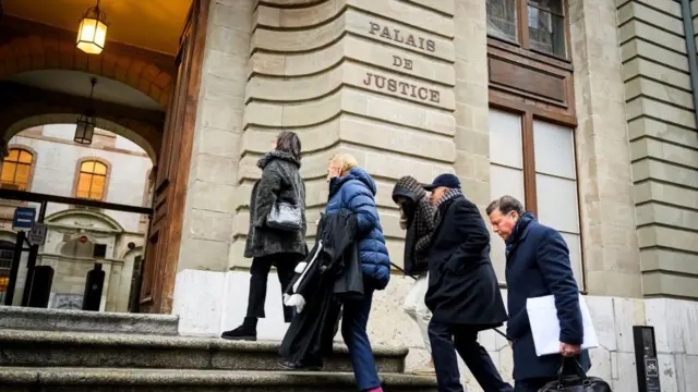 कोर्ट में सुनवाई के लिए जाते हिंदुजा