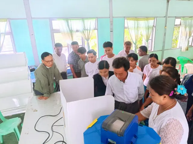 မကွေးခရိုင် ရွေးကောက်ပွဲ ကော်မရှင်ရုံးမှာ မဲပေးစက်သရုပ်ပြနေပုံ