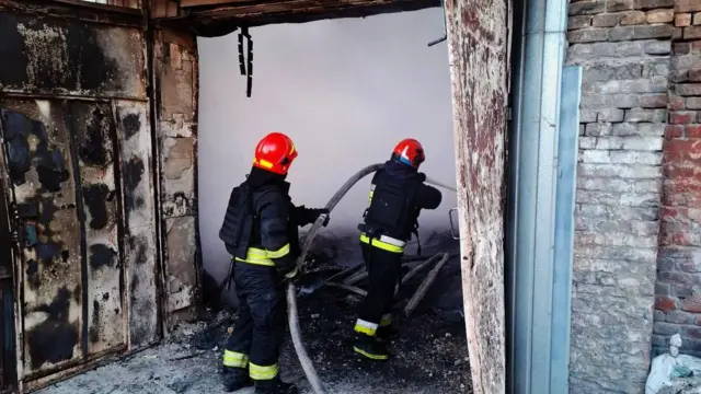 Працівники ДСНС гасять пожежу 