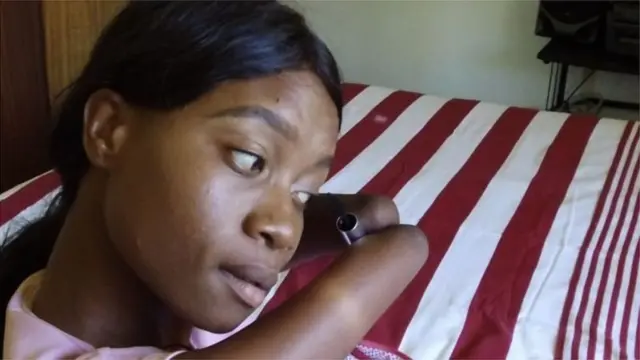 Sinikiwe Kademaunga re e to n ṣe 'make-up' si oju ara rẹ