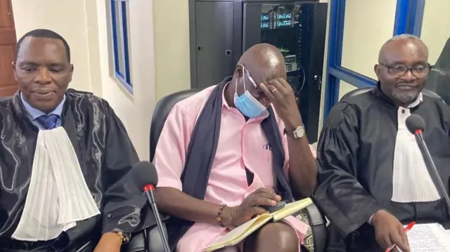 Micomyiza Jean Paul yahishe isura ye ubwo BBC yamufotoraga