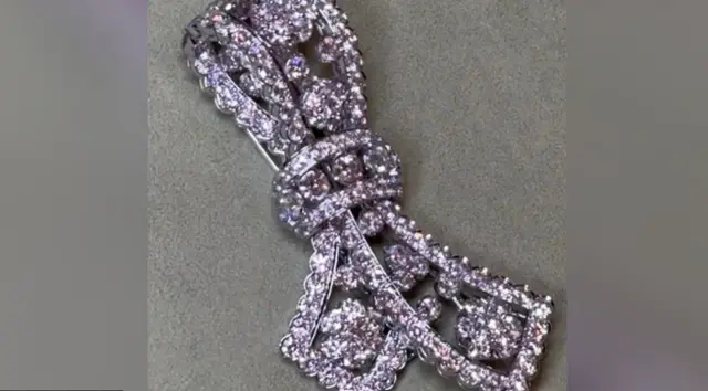 Украденная заколка с золотом, бриллиантами и сапфирами