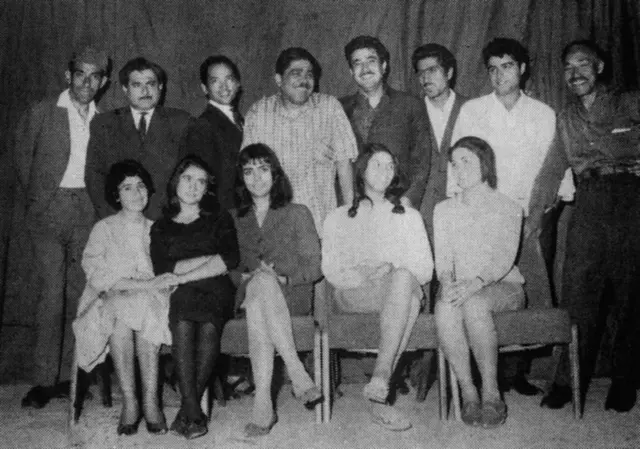 حضور زنان و مردان در تئاتر افغانستان ۱۳۴۳ خورشیدی. ردیف نشسته از راست: حبیبه عسکر، پروین صنعتگر، نسیمه رعنا، نورتن نورانی و خانم ضیا بیسد.