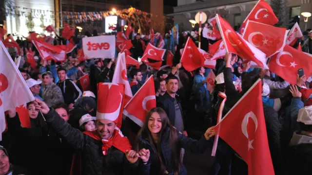 شادی طرفداران تغییر قانون اساسی