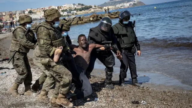 El gobierno español envió un importante número de soldados a Ceuta para intentar detener el flujo de migrantes y controlar la situación.