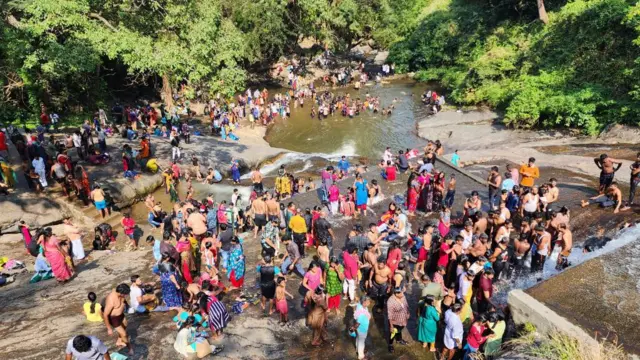கோவை குற்றாலம்- சுற்றுலா பயணிகளிடம் மோசடி
