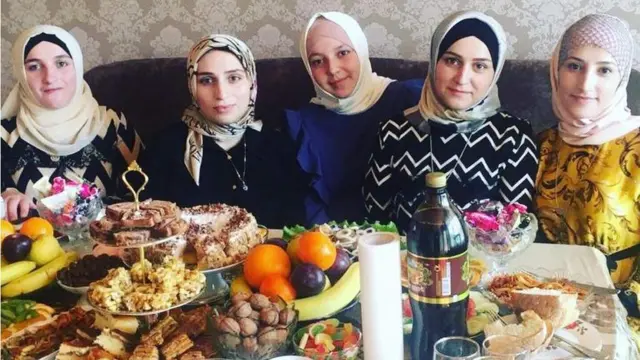 Patimat dalam perayaan Idul Fitri bersama keluarganya.