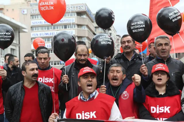 DİSK'e bağlı işçilerin 25 Şubat'ta gerçekleştirdiği bir eylemden