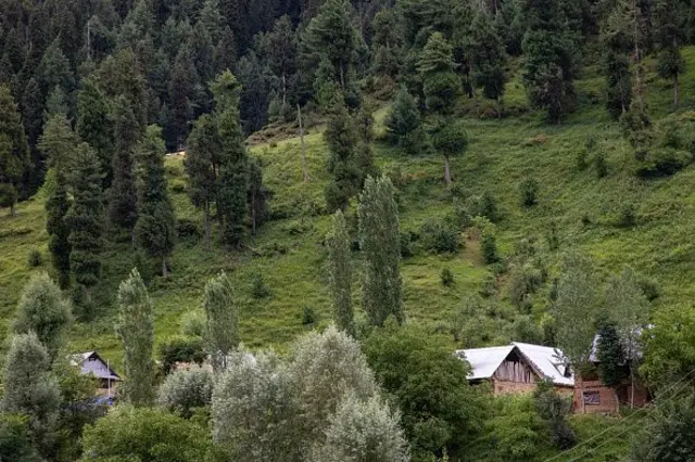 تازہ جھڑپوں سے صرف ایک دن پہلے انڈین وزیرداخلہ امیت شاہ، فوجی سربراہ اوپیندر دِویدی اور انٹیلی جینس بیورو (آئی بی) اور متعدد دیگر خفیہ ایجنسیوں کے سربراہوں نے جموں اور سرینگر میں جائزہ اجلاسوں کے دوران سیکورٹی صورتحال کا جائزہ لیا تھا۔ 