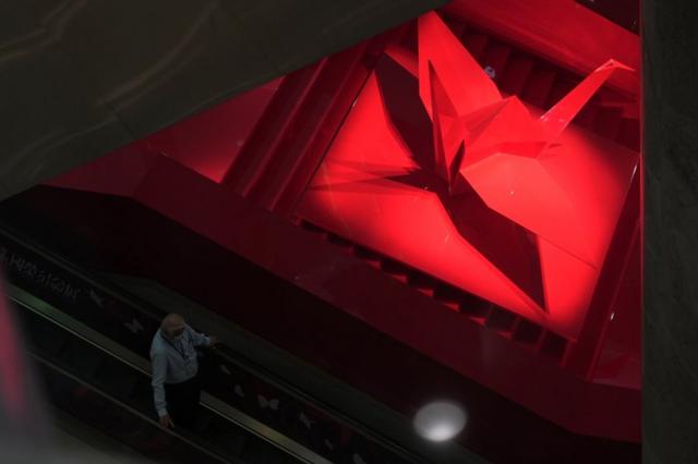 展覽館內地下大堂設有一隻紅色巨型紙鶴。