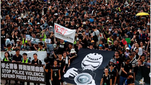 香港7个传媒工会和组织周日（7月14日）上午发起新闻界静默游行