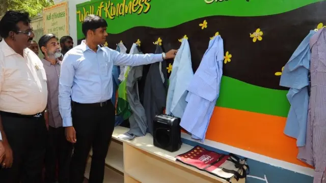 அன்பிற்கும் உண்டோ அடைக்குந்தாழ் சொல்கிறது திருநெல்வேலியின் அன்புச் சுவர்