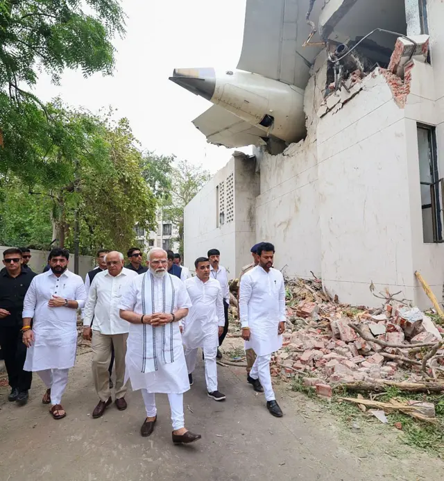 El primer ministro indio, Narendra Modi, visita el lugar del accidente del avión de pasajeros de Air India con 242 personas a bordo que se dirigía al Reino Unido.