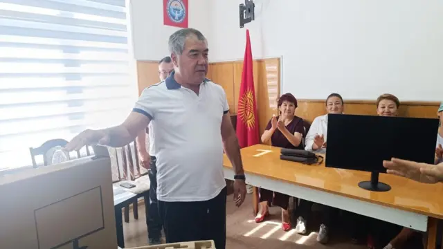 Депутат Кундузбек Сулайманов билим берүү мекемелерин колдоо максатында бир катар мектепке заманбап компьютерлерди тапшырганын парламенттин басма сөз кызматы билдирди