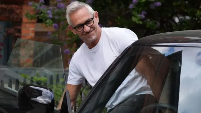 Lineker saliendo de su casa este lunes, poco después de que se anunciara su salida de la BBC.