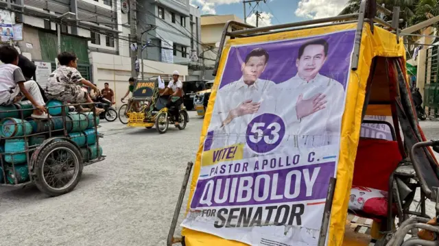 ドゥテルテ氏の選挙ポスターには、新興宗教「イエス・キリストの王国（KOJC）」教会の創設者で、昨年に児童虐待容疑で逮捕されたアポロ・キボロイ牧師も載っている（マニラ）
