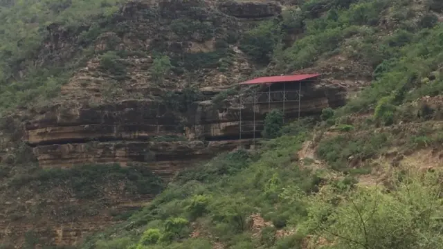 ሥዕሎቹን ከዝናብ ለመከላከል የተሠራው መጠለያ