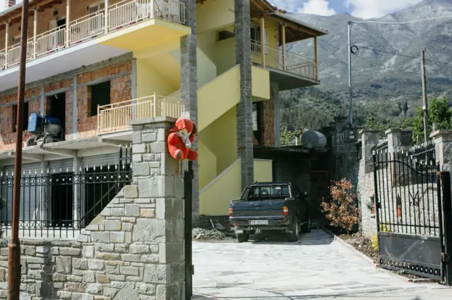 Игрушки-обереги в Албании