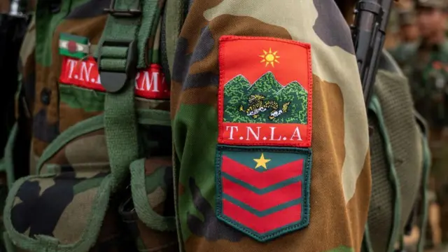 TNLA တပ်ဖွဲ့ဝင်ရဲ့ လက်မောင်းတံဆိပ် (ပုံဟောင်း)