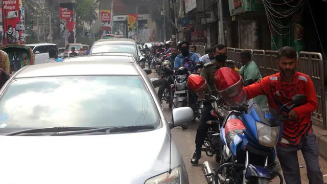 তেলের জন্য দীর্ঘ লাইন ধরে অপেক্ষা সারাদেশেরই চিত্র