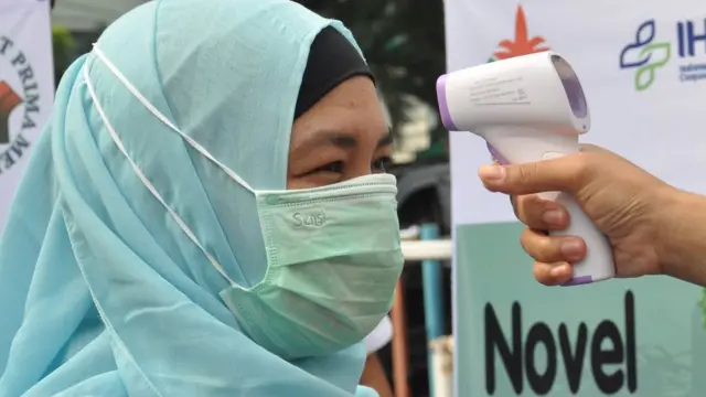 Pengecekan suhu tubuh