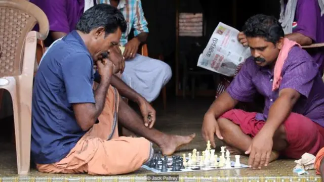 शतरंज खेलते गांव वाले