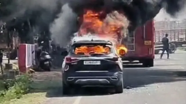 મોરબીમાં ૧લી ઓક્ટોબરે કારમાં આગ લાગી ગઈ હતી. 